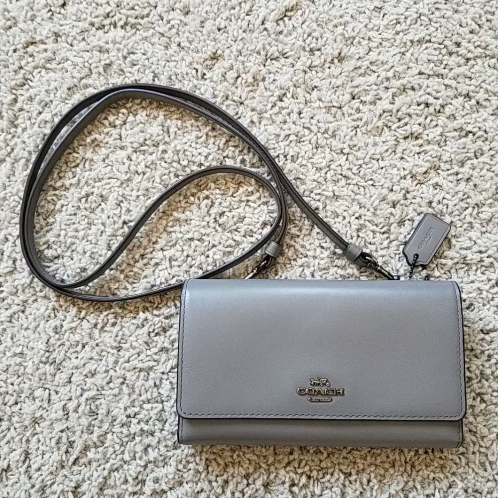 NWOT Coach Smooth Grain Crossbody Phone Wallet / Clutch